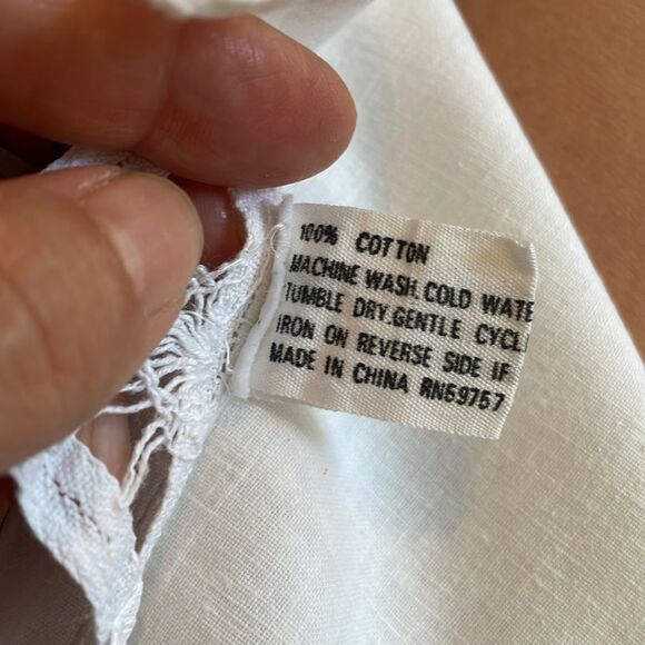 Keeco white cotton table runner with floral embroidery & Battenburg lace - Picture 6 of 7